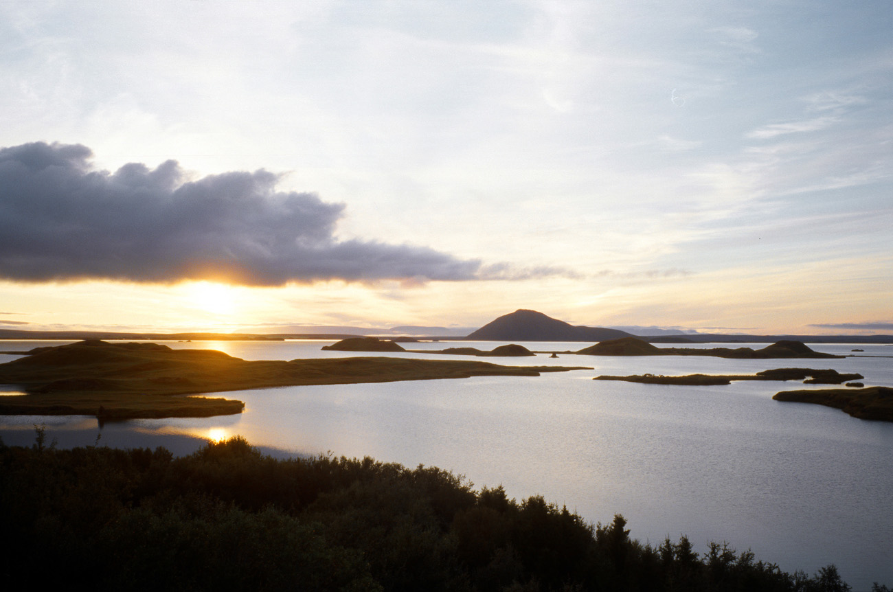 isl_245 myvatn.jpg - Islande Nord, août 2003 : lac Myvatn variations sur un crépuscule, à l'heure où les moucherons sont partis se coucher Kodak Ektachrome 100 G